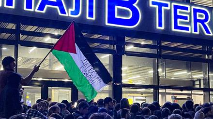 Ein Mob stürmte am Sonntagabend den Flughafen von Machatschkala im Nordkaukasus und griff Passagiere eines Flugzeugs aus Israel an.