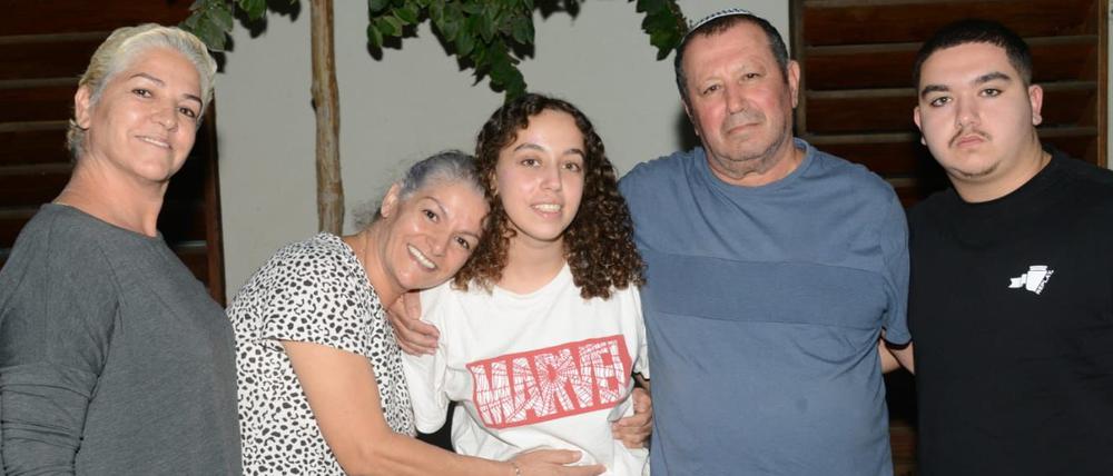 Die israelische Armee hat das Foto einer befreiten Soldatin bei X gepostet.