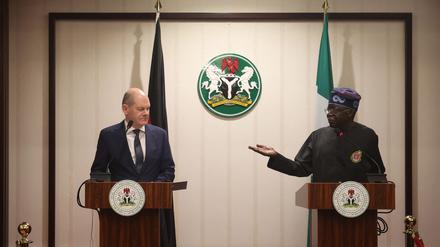 Auf Augenhöhe: Bundeskanzler Scholz mit Nigerias Präsident Bola Ahmed Tinubu.