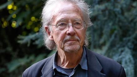 Ganz entspannt im Hier und Jetzt. Der österreichische Literaturnobelpreisträger Peter Handke auf dem Grundstück seines Hauses in Chaville.
