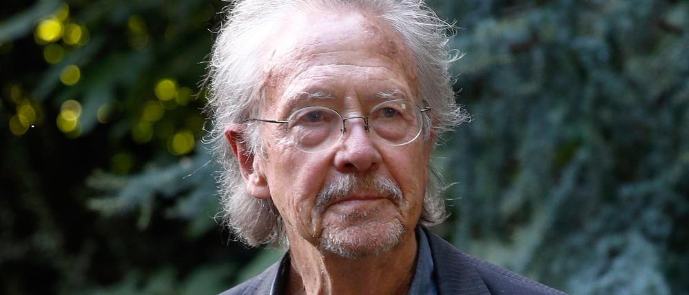Ganz entspannt im Hier und Jetzt. Der österreichische Literaturnobelpreisträger Peter Handke auf dem Grundstück seines Hauses in Chaville.