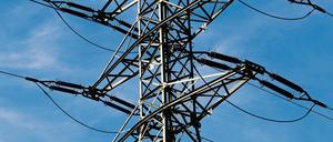 ARCHIV - Freileitungen verlaufen in der Nähe eines Umspannwerkes bei Schwerin über Felder, aufgenommen am Dienstag (10.05.2011). Die deutschen Stromnetze befinden sich wegen massiver Verzögerungen beim Bau neuer Leitungen am Limit. Sie entwickeln sich zur Achillesferse bei der Energiewende - dies geht aus dem Monitoringbericht 2011 der Bundesnetzagentur hervor, der der Deutschen Presse-Agentur vorliegt. Foto: Jens Büttner +++(c) dpa - Bildfunk+++