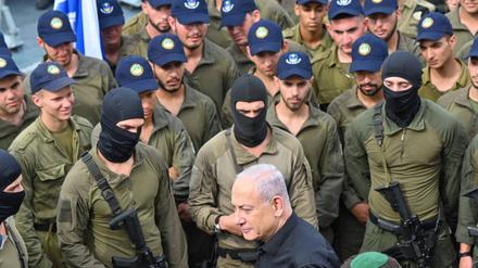 Israels Regierungschef Benjamin Netanjahu bei einem Besuch des Marinestützpunktes in Ashdod. Netanjahu hat eine Feuerpause mit den Hamas kategorisch ausgeschlossen.