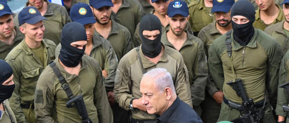 Israels Regierungschef Benjamin Netanjahu bei einem Besuch des Marinestützpunktes in Ashdod. Netanjahu hat eine Feuerpause mit den Hamas kategorisch ausgeschlossen.