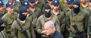 Israels Regierungschef Benjamin Netanjahu bei einem Besuch des Marinestützpunktes in Ashdod. Netanjahu hat eine Feuerpause mit den Hamas kategorisch ausgeschlossen.