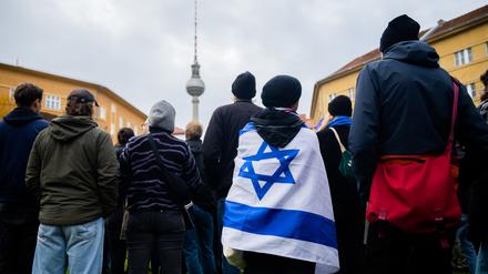 Teilnehmer einer pro-israelischen Kundgebung in Berlin.