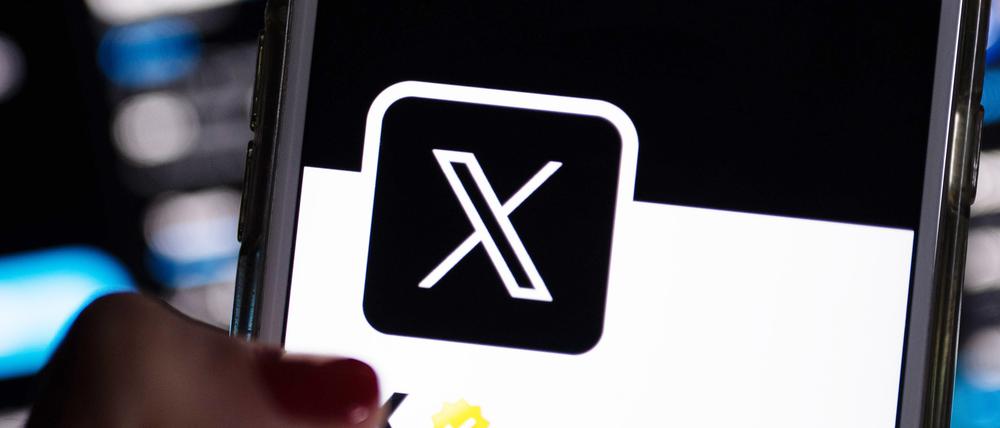 Die Online-Plattform X hat innerhalb eines Jahres einen starken Wertverlust erlitten.