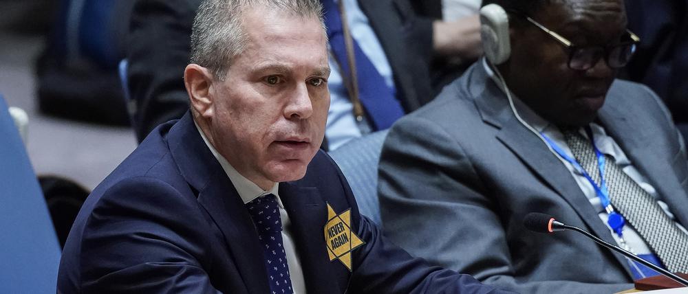 Gilad Erdan, Israels UN-Botschafter, trägt im Hauptquartier der Vereinten Nationen einen gelben Davidstern mit der Aufschrift „Nie wieder“.