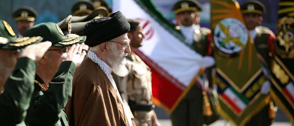 Im Iran trifft Revolutionsführer Ali Chamenei alle wichtigen Entscheidungen. Das gilt auch für das Atomprogramm.