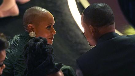 Jada Pinkett Smith und Will Smith unterhalten sich bei der 94. Verleihung der Academy Awards in Hollywood. Der Ohrfeigen-Skandal bei den Oscars 2022 habe das Paar näher zusammengebracht, sagte die Schauspielerin nun. (Archivfoto)
