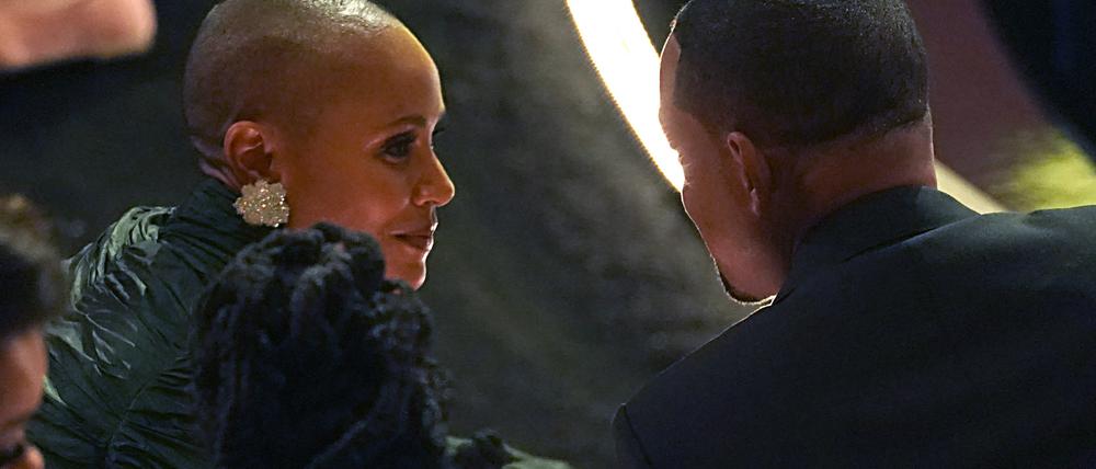 Jada Pinkett Smith und Will Smith unterhalten sich bei der 94. Verleihung der Academy Awards in Hollywood. Der Ohrfeigen-Skandal bei den Oscars 2022 habe das Paar näher zusammengebracht, sagte die Schauspielerin nun. (Archivfoto)