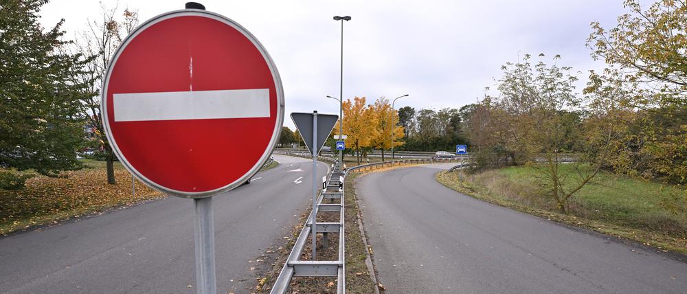 Auf- und Abfahrt Wetzlarer Straße an der Nuthestraße in Potsdam stadteinwärts: Die Leitplanken werden durch herausnehmbare Elemente ersetzt.