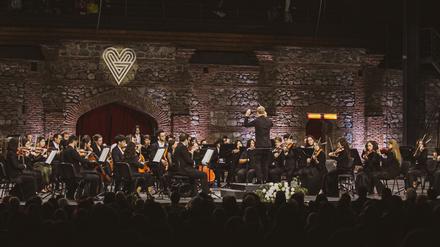 Das Pankaukasische Jugendorchester mit seinem Leiter Gianandrea Noseda beim Tsinandale Music Festival in Georgien. 