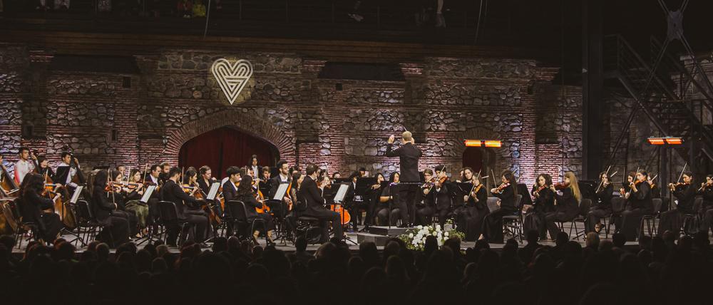 Das Pankaukasische Jugendorchester mit seinem Leiter Gianandrea Noseda beim Tsinandale Music Festival in Georgien. 