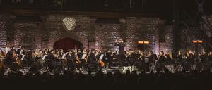 Das Pankaukasische Jugendorchester mit seinem Leiter Gianandrea Noseda beim Tsinandale Music Festival in Georgien.