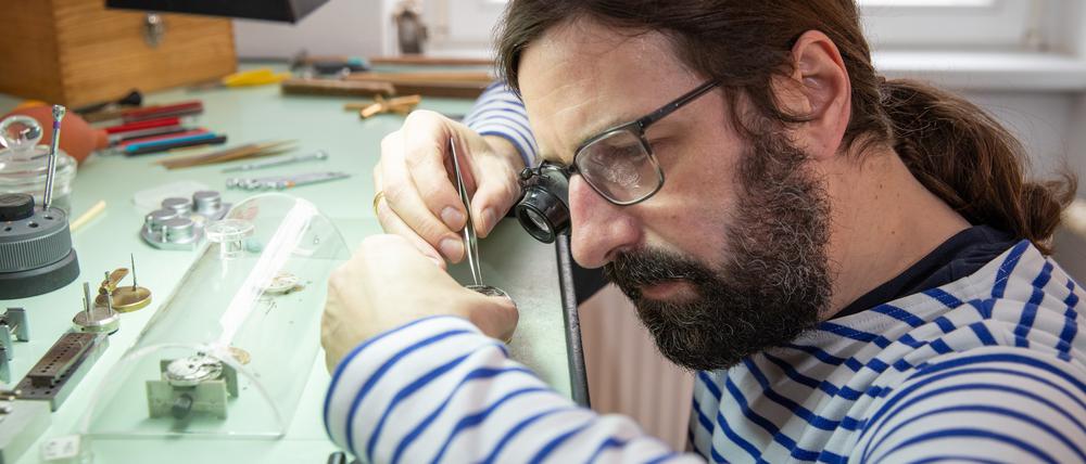 Nah dran: Uhrmachermeister Peter Mattes an seinem Arbeitsplatz