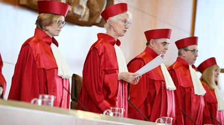 Der Zweite Senat des Bundesverfassungsgerichts mit Astrid Wallrabenstein, Doris König (Vorsitzende), Peter Müller, Ulrich Maidowski und Rhona Fetzer (v.l.n.r.) bei der Urteilsverkündung.