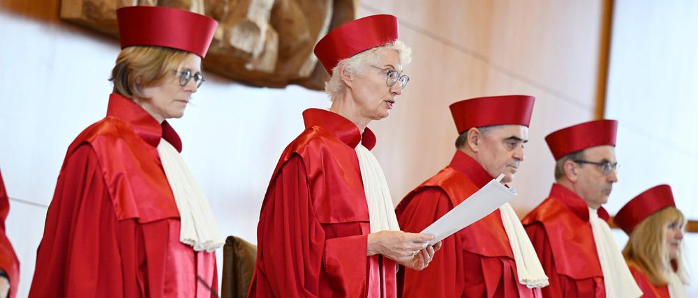 Der Zweite Senat des Bundesverfassungsgerichts mit Astrid Wallrabenstein, Doris König (Vorsitzende), Peter Müller, Ulrich Maidowski und Rhona Fetzer (v.l.n.r.) bei der Urteilsverkündung.