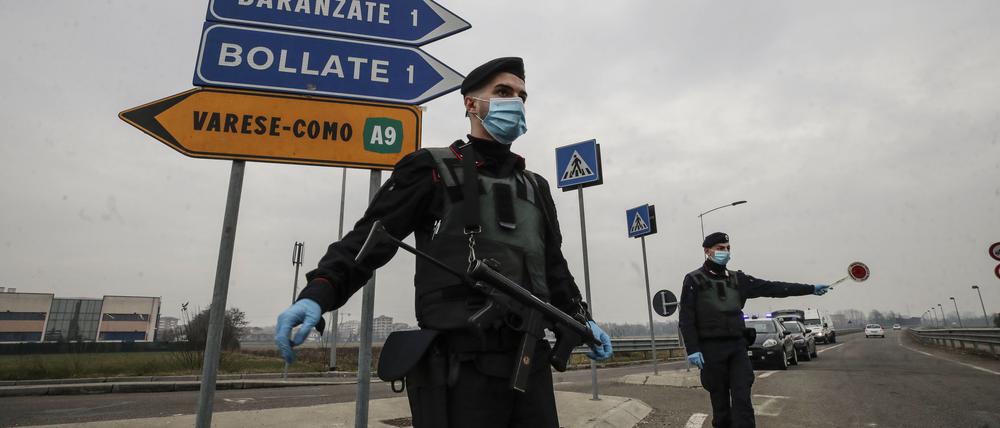 Ausgangssperre: Carabinieri kontrollieren Fahrzeuge in einem Außenbezirk von Mailand. 