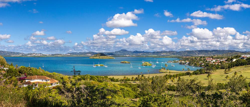 Ferienkatalogpanoma, die Bucht von Les Trois-liets. Doch in Wasser, Böden und Körpern auf Martinique ist Gift.