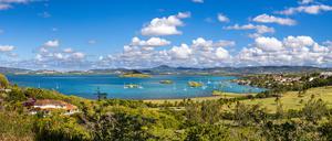 Ferienkatalogpanoma, die Bucht von Les Trois-liets. Doch in Wasser, Böden und Körpern auf Martinique ist Gift. 