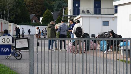 Flüchtlinge aus Syrien stehen nach ihrer Ankunft auf dem Gelände einer Flüchtlingsunterkunft in Hamburg: Mehr als 150 Hilfsorganisationen kritisierten die aktuelle Debatte über Leistungskürzungen für Asylbewerber. 