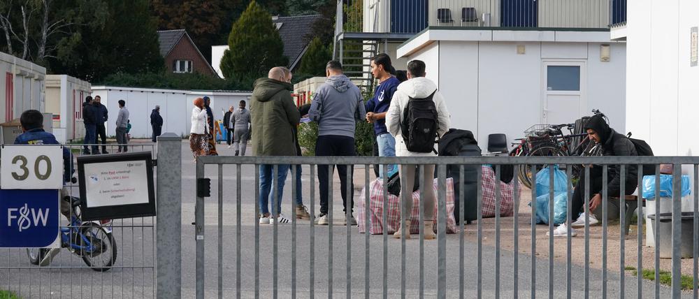 Flüchtlinge aus Syrien stehen nach ihrer Ankunft auf dem Gelände einer Flüchtlingsunterkunft in Hamburg: Mehr als 150 Hilfsorganisationen kritisierten die aktuelle Debatte über Leistungskürzungen für Asylbewerber.