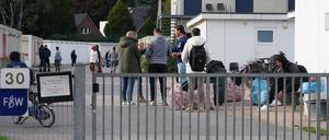 Flüchtlinge aus Syrien stehen nach ihrer Ankunft auf dem Gelände einer Flüchtlingsunterkunft in Hamburg: Mehr als 150 Hilfsorganisationen kritisierten die aktuelle Debatte über Leistungskürzungen für Asylbewerber. 