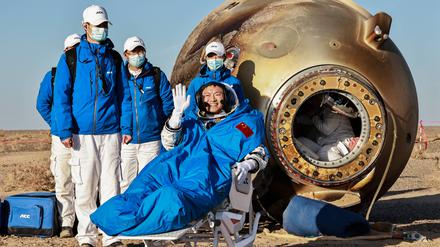 Astronaut Gui Haichao nach der Landung. 