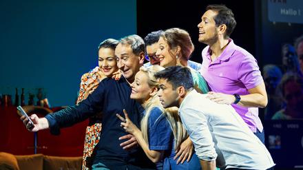 Cheese! Das Ensemble von „Das perfekte Geheimnis“, darunter Henriette Richter-Röhl und Tobias Licht in Aktion.