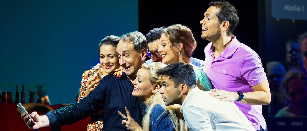Cheese! Das Ensemble von „Das perfekte Geheimnis“, darunter Henriette Richter-Röhl und Tobias Licht in Aktion.