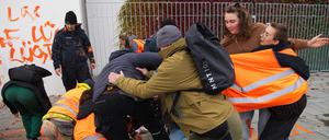 31.10.2023, Berlin: Aktivisten der Gruppe Letzte Generation werden vor dem Kanzleramt von Zivilkräften der Polizei gestoppt. Zuvor hatten sie eine Wand des Kanzleramtes mit dem Spruch "Olaf lügt" bemalt. Foto: Paul Zinken/dpa +++ dpa-Bildfunk +++