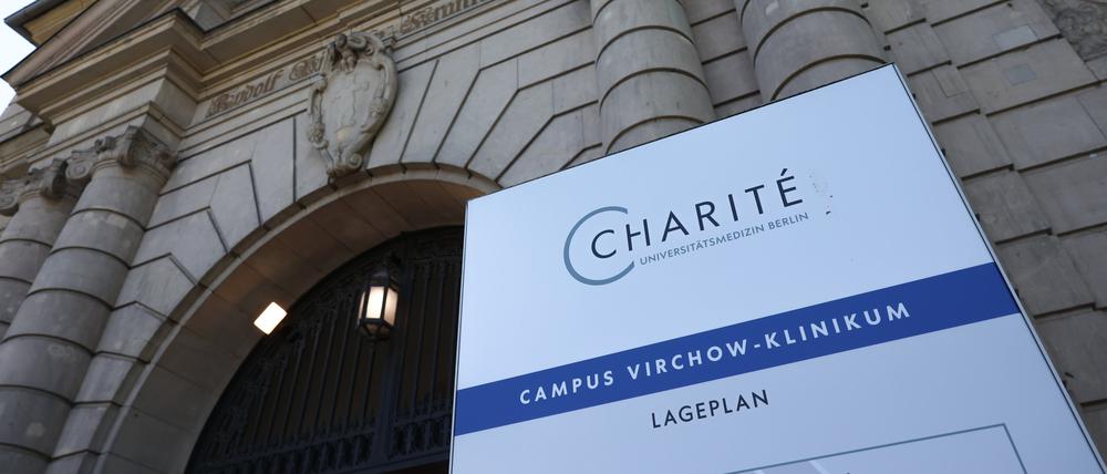 Blick auf den Eingang zum Charité Campus Virchow-Klinikum am Augustenburger Platz. Gut fünf Monate nach seiner Verhaftung kommt ein Charité-Herzmediziner wegen Totschlags vor Gericht.