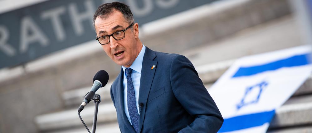 Cem Özdemir hält eine Rede.