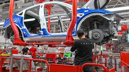 Ein Mitarbeiter vom Tesla-Werk Berlin Brandenburg arbeitet an einer Fertigungslinie für Elektrofahrzeuge vom Typ Model Y.