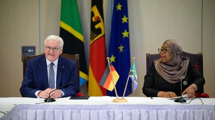 Bundespräsident Frank-Walter Steinmeier (l) und Samia Suluhu Hassan, Präsidentin von Tansania: Bei seinem Besuch hat sich Steinmeier dafür ausgesprochen, die deutsche Kolonialherrschaft in Tansania gemeinsam mit dem ostafrikanischen Land aufzuarbeiten.