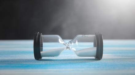 Umgekippte Sanduhr: Die regelmäßige Erhöhung der Zinsen ist vorerst gestoppt.