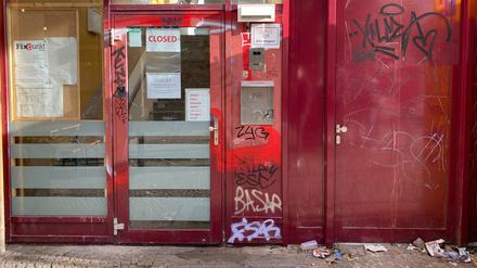Seit dem 12. Oktober ist die „Kontaktstelle Kotti“ mit Drogenkonsumraum in der Reichenberger Straße 176 wegen Schimmelbefall und Wasserschäden geschlossen.