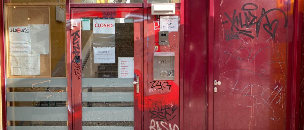 Seit dem 12. Oktober ist die „Kontaktstelle Kotti“ mit Drogenkonsumraum in der Reichenberger Straße 176 wegen Schimmelbefall und Wasserschäden geschlossen.