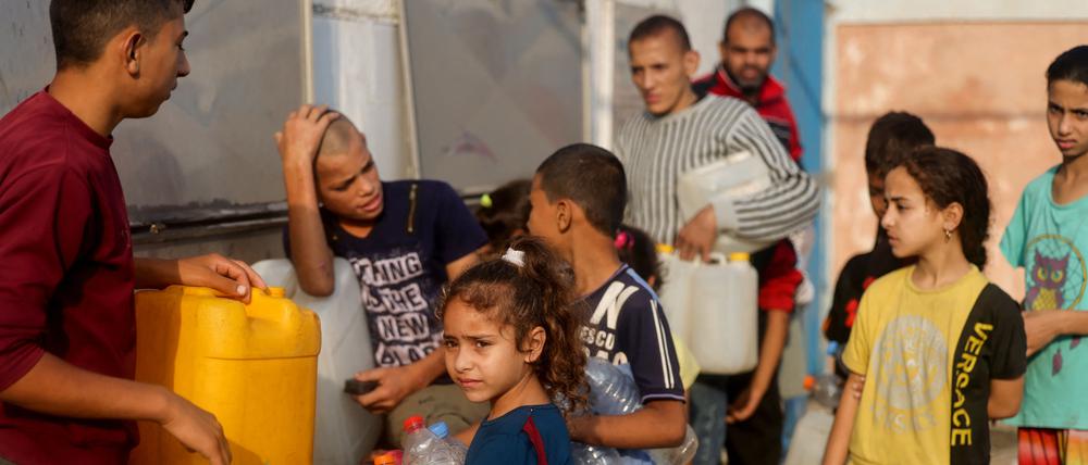 Es reicht kaum für das Nötigste: Wasserausgabe im südlichen Gazastreifen.