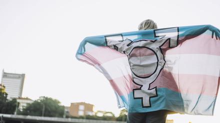 Trans und nicht-binäre Personen stoßen insbesondere im Gesundheitssystem auf große Hürden.