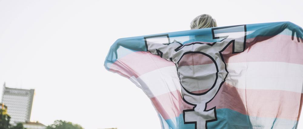 Trans und nicht-binäre Personen stoßen insbesondere im Gesundheitssystem auf große Hürden.