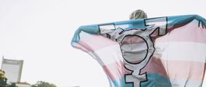 Trans und nicht-binäre Personen stoßen insbesondere im Gesundheitssystem auf große Hürden.