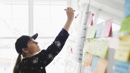 Female engineer writing on whiteboard in creative office , model released Copyright: xMaskotx , MA49598
