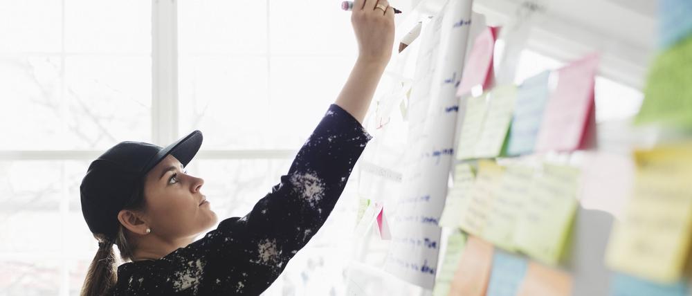 Female engineer writing on whiteboard in creative office , model released Copyright: xMaskotx , MA49598