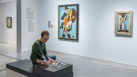 Ausstellungsansicht „Kunst in Berlin 1880—1980“ in der Berlinischen Galerie. In der Ausstellung gibt es Tastmodelle, die ein Werk haptisch abbilden.