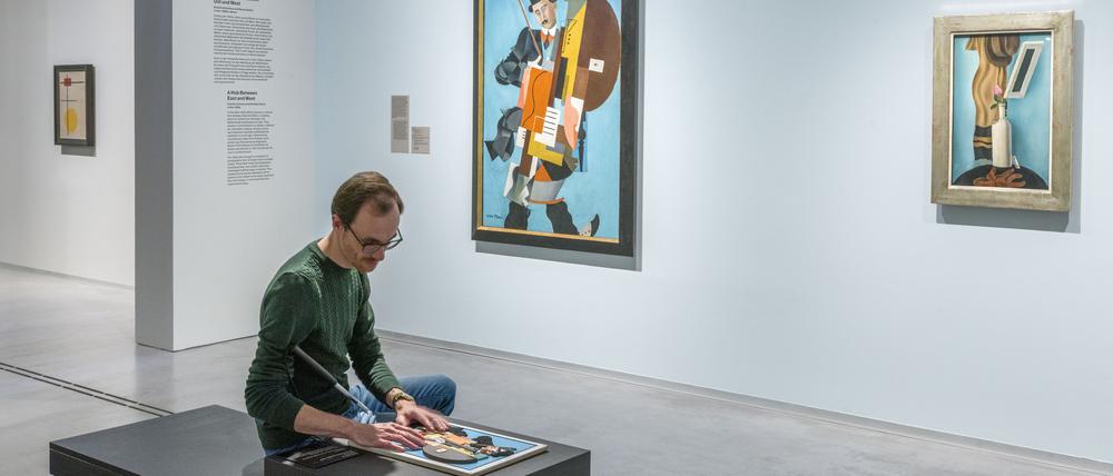Ausstellungsansicht „Kunst in Berlin 1880—1980“ in der Berlinischen Galerie. In der Ausstellung gibt es Tastmodelle, die ein Werk haptisch abbilden.