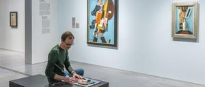 Ausstellungsansicht „Kunst in Berlin 1880—1980“ in der Berlinischen Galerie. In der Ausstellung gibt es Tastmodelle, die ein Werk haptisch abbilden.