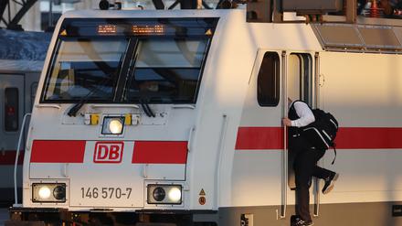 Ein Lokführer steigt in einen Triebwagen. 