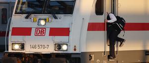 Ein Lokführer steigt in einen Triebwagen. 